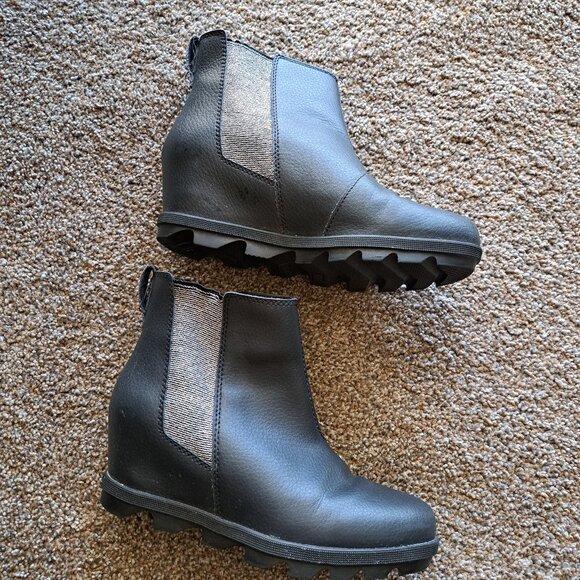 Sorel Women's Joan of Arctic Wedge III Chelsea boot in black leather with silver - Picture 2 of 10